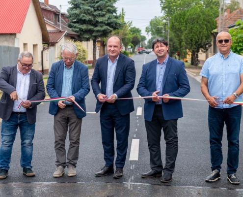 Hivatalosan is átadták a felújított Kőrösi utcát